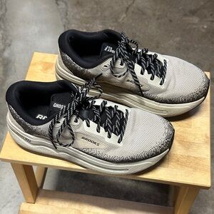 Brooks Ghost Max 2 Sneakers - Black and Cream/Tan